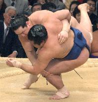 Asashoryu beats Kotoryu at spring sumo tornament